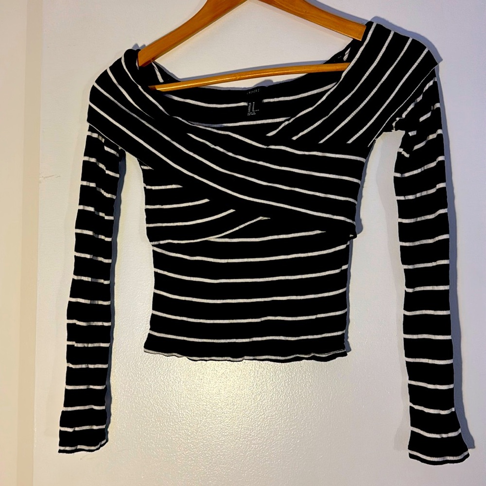 Cute black & white Forever 21 top 🤍🖤